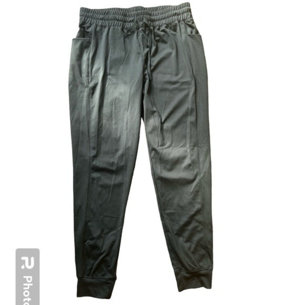 Womens like new army green Reebok joggers with pockets - size M